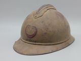 un vieux casque de pompier sur fond blanc