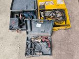 de nombreux outils qui traînent par terre