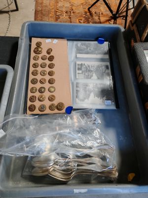 un plateau posé sur une table, contenant un tas de pièces de monnaie