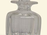 une bouteille en verre transparent munie d'un bouchon sur le dessus