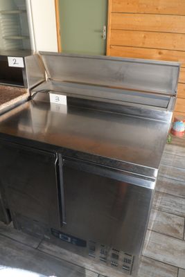 un plan de travail en inox avec un évier au milieu