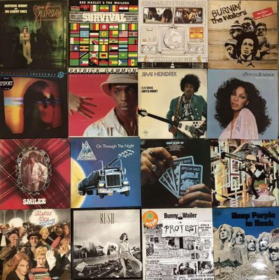 de nombreux albums différents accrochés au mur de cette pièce