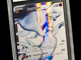 gros plan d'une carte pokemon dans un étui en plastique