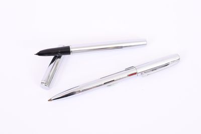 WATERMAN. Stylo quatre couleurs et stylo plume en métal arge…