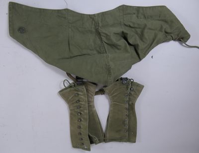 Lot : capuche de la veste 43 ; paire de guêtres.