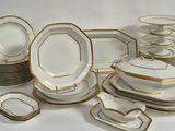 beaucoup d'assiettes et de bols sur la table