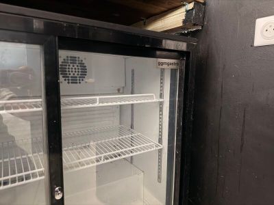 un réfrigérateur avec une porte vitrée dans une pièce
