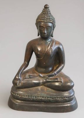 statue en bronze représentant un Bouddha assis sur un socle