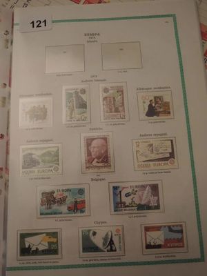 beaucoup de timbres empilés les uns sur les autres
