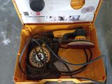 une boîte à outils contenant un outil et un autre outil