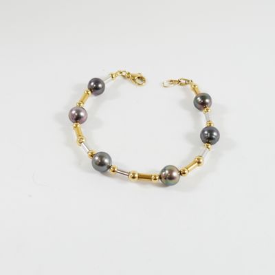 un bracelet composé de perles noires et de perles dorées sur fond blanc