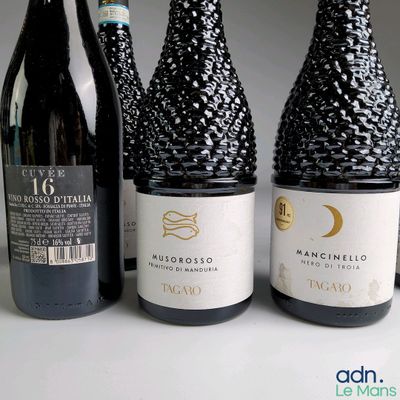 trois bouteilles de vin posées l'une à côté de l'autre sur une table