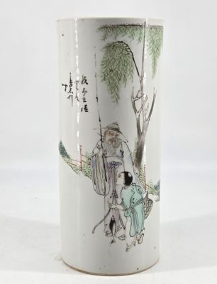 CHINE. Vase cylindrique en porcelaine émaillée à décor de pe…