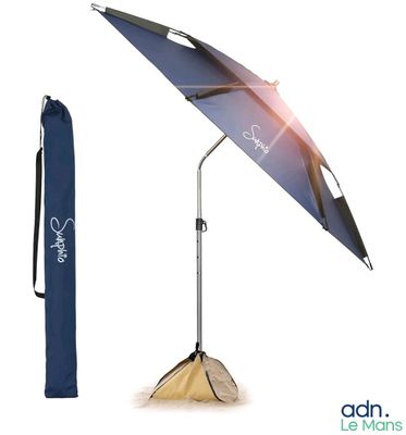 un parapluie bleu posé sur un support, avec un sac bleu