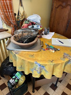 une table sur laquelle est posé un bol de nourriture