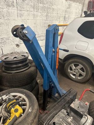 une voiture garée à côté d'un tas de pneus