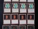 certaines cartes sont posées sur une table, et il y en a beaucoup