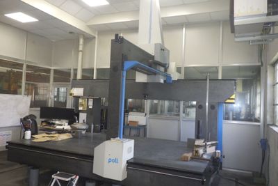 une grande machine placée au milieu d'une pièce