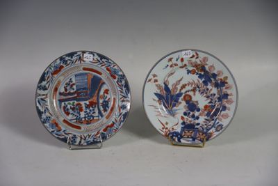 une paire d'assiettes bleues et blanches ornées de fleurs et d'oiseaux