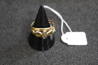 une bague en or surmontée d'un cône noir