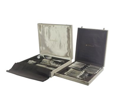 un service d'argenterie présenté dans un coffret sur fond blanc