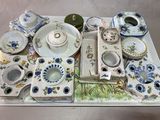 un plateau sur lequel sont disposés de nombreux objets variés