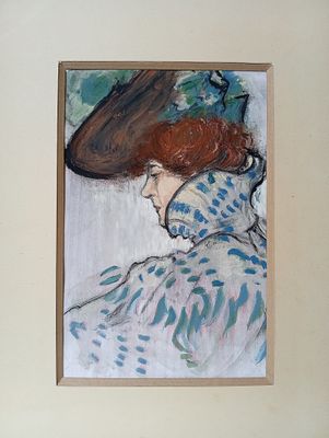 un tableau représentant une femme coiffée d'un chapeau, accroché au mur