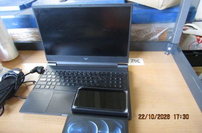 un ordinateur portable et un téléphone portable posés sur un bureau