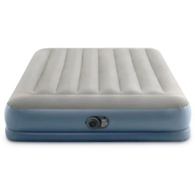un matelas pneumatique équipé d'une pompe intégrée et d'une pompe intégrée