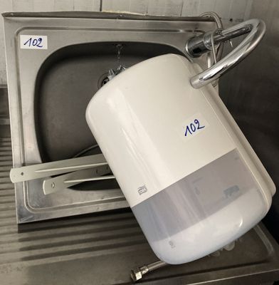 un évier équipé d'un distributeur d'eau