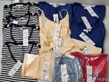 beaucoup de vêtements exposés dans une boîte