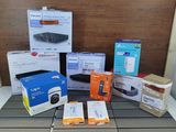 de nombreuses boîtes contenant du matériel électronique posées sur une table