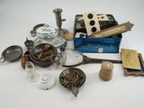 un grand nombre d'objets posés sur une table