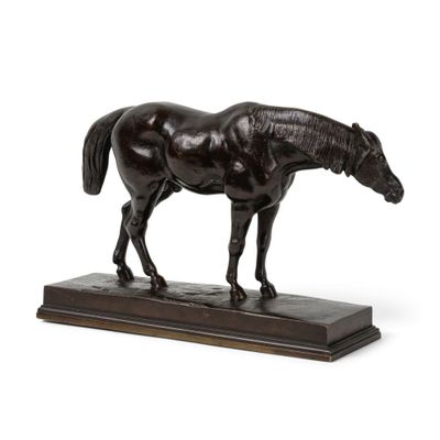 statue d'un cheval debout sur un socle en bois sur fond blanc