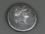 une vieille pièce d'argent sur laquelle figure le portrait d'une femme