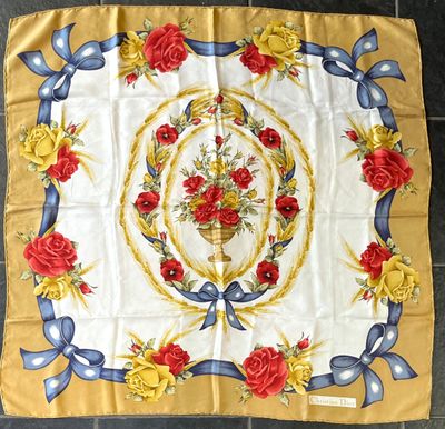 CHRISTIAN DIOR. Carré en twill de soie imprimée à décor flor…