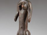 l'image d'une statue représentant une femme tenant un bébé dans ses bras