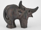 statue d'un éléphant à longue corne sur fond blanc