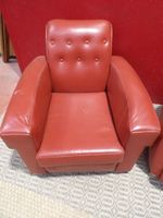 Lot de deux fauteuils club en skai rouge, modèles différents… (photo 3)