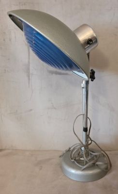 une lampe argentée et bleue posée sur une table