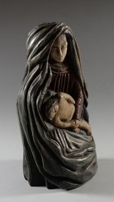l'image d'une statue représentant une femme tenant un bébé dans ses bras