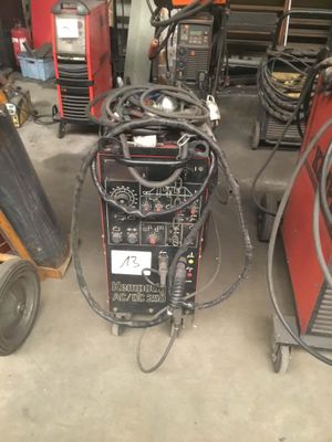 de nombreux types d'équipements de soudage dans un garage