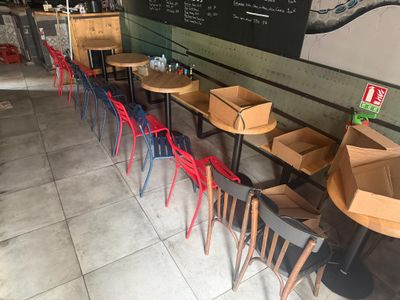 5 tables ronde,10 chaises et 2 bancs exposition le 27/05/202…