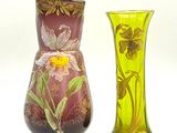 deux vases posés l'un à côté de l'autre sur une surface blanche