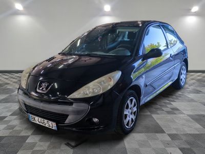 la photo d'une petite voiture noire garée dans un garage