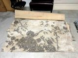 un rouleau de tissu posé par terre à côté d'une chaise
