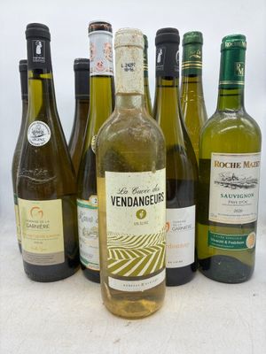 plusieurs bouteilles de vin sont alignées sur une table
