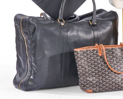 deux sacs et un sac à main posés les uns à côté des autres