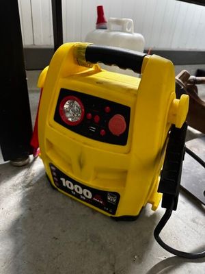 un compresseur d'air portable jaune et noir posé par terre