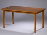une table en bois avec un plateau en bois sur fond gris
